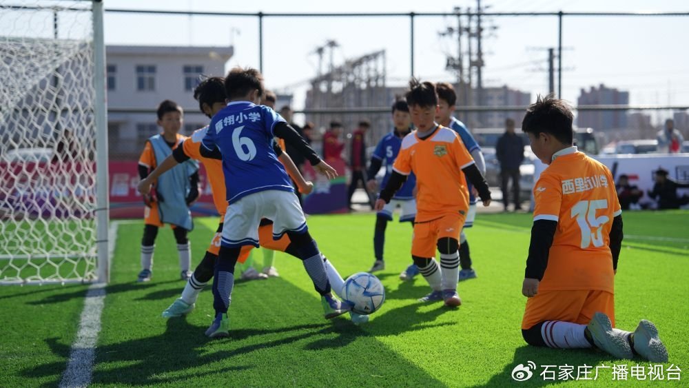 足球場上的激烈對抗,波濤洶湧的熱血時刻 足球場上的激烈對抗,波濤洶湧的熱血時刻