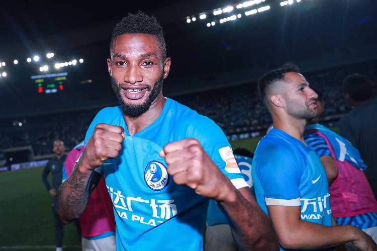 关于大连人主场取胜，提升积分榜排名，脱离降级区的信息