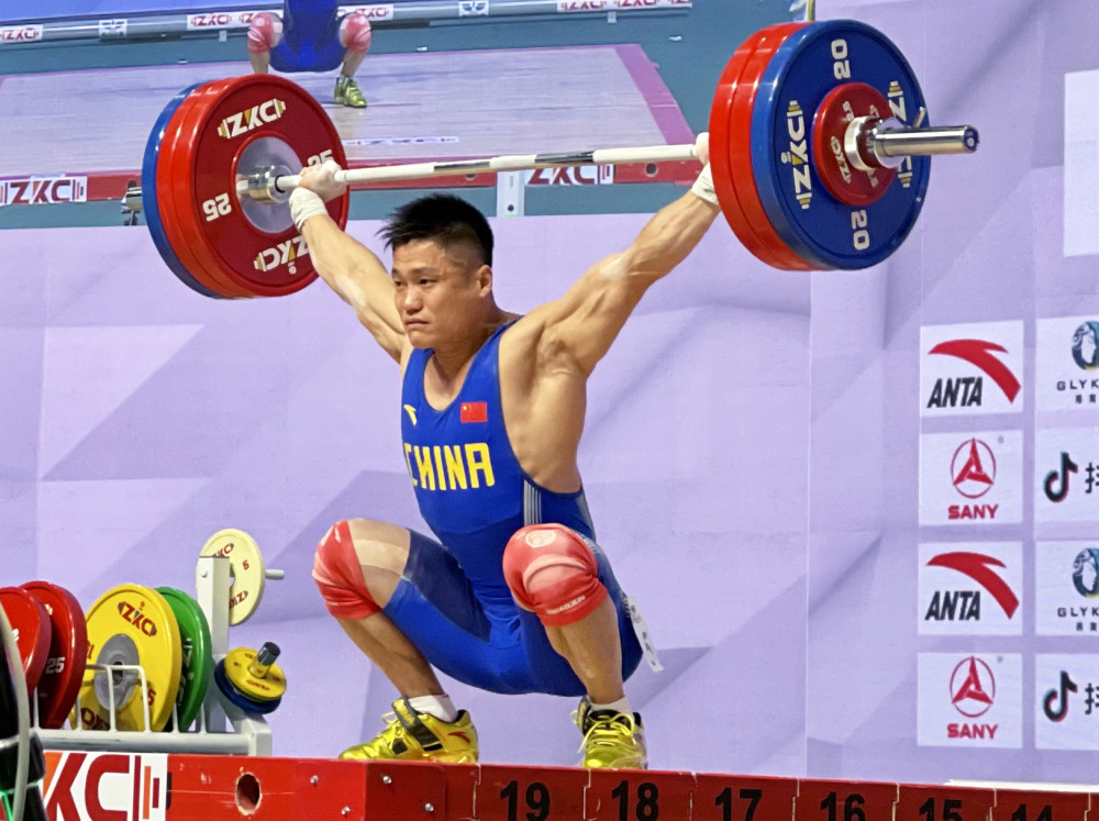 举重名将王明远力挺青年选手