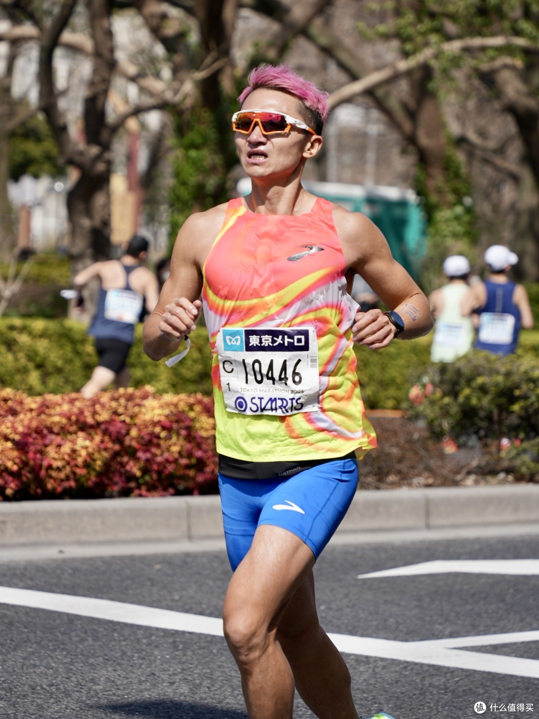 开云体育-马拉松比赛选手坚持到底完成颁奖