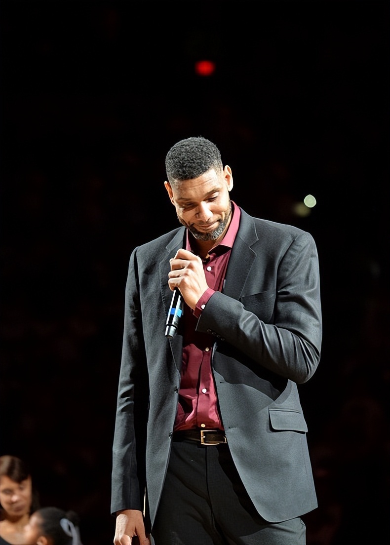 开云体育在线-NBA明星球员技艺精湛，新秀比赛呈现新风貌