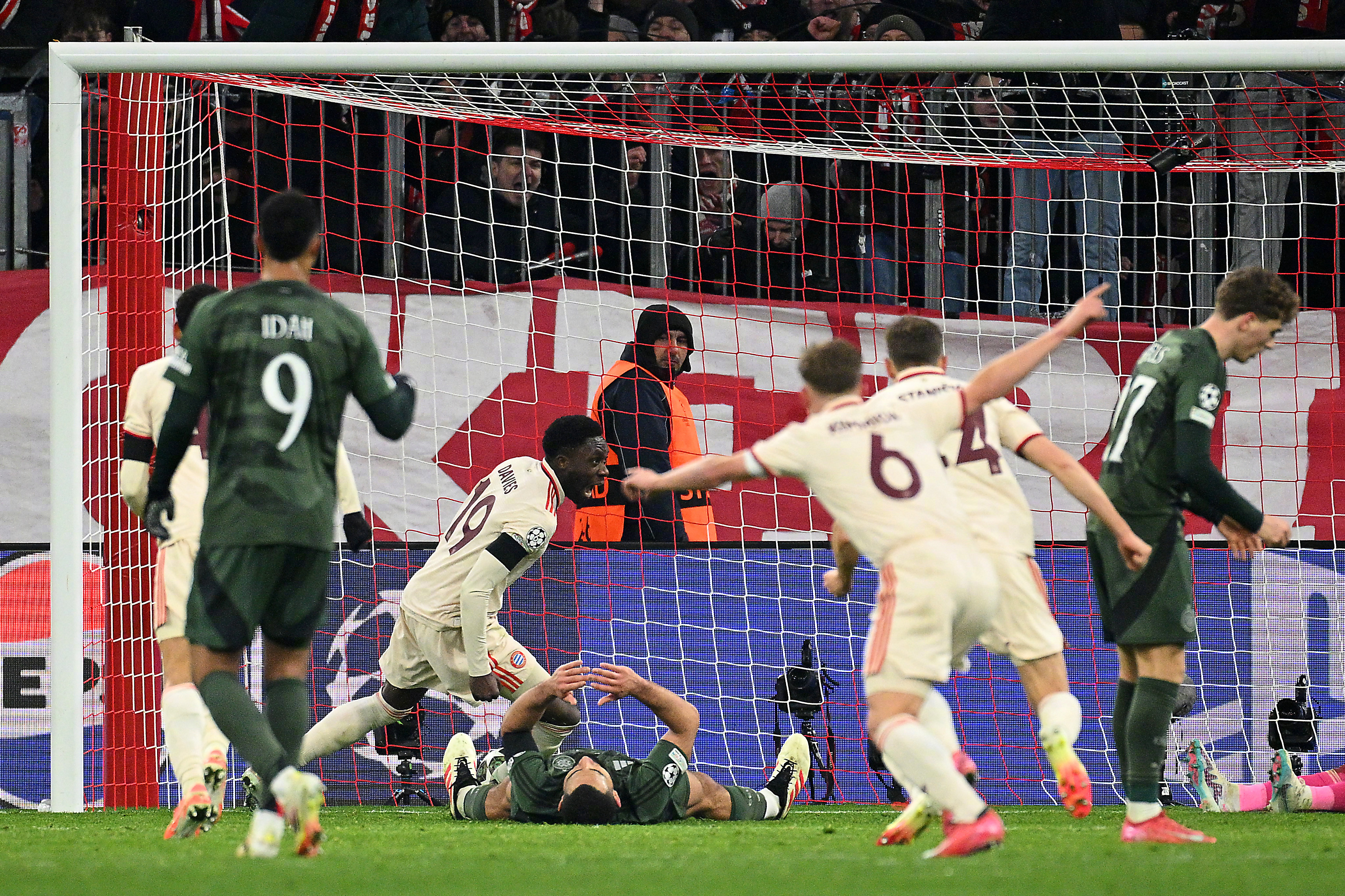 关于拜仁横扫波尔图，轻松杀入欧冠淘汰赛的信息