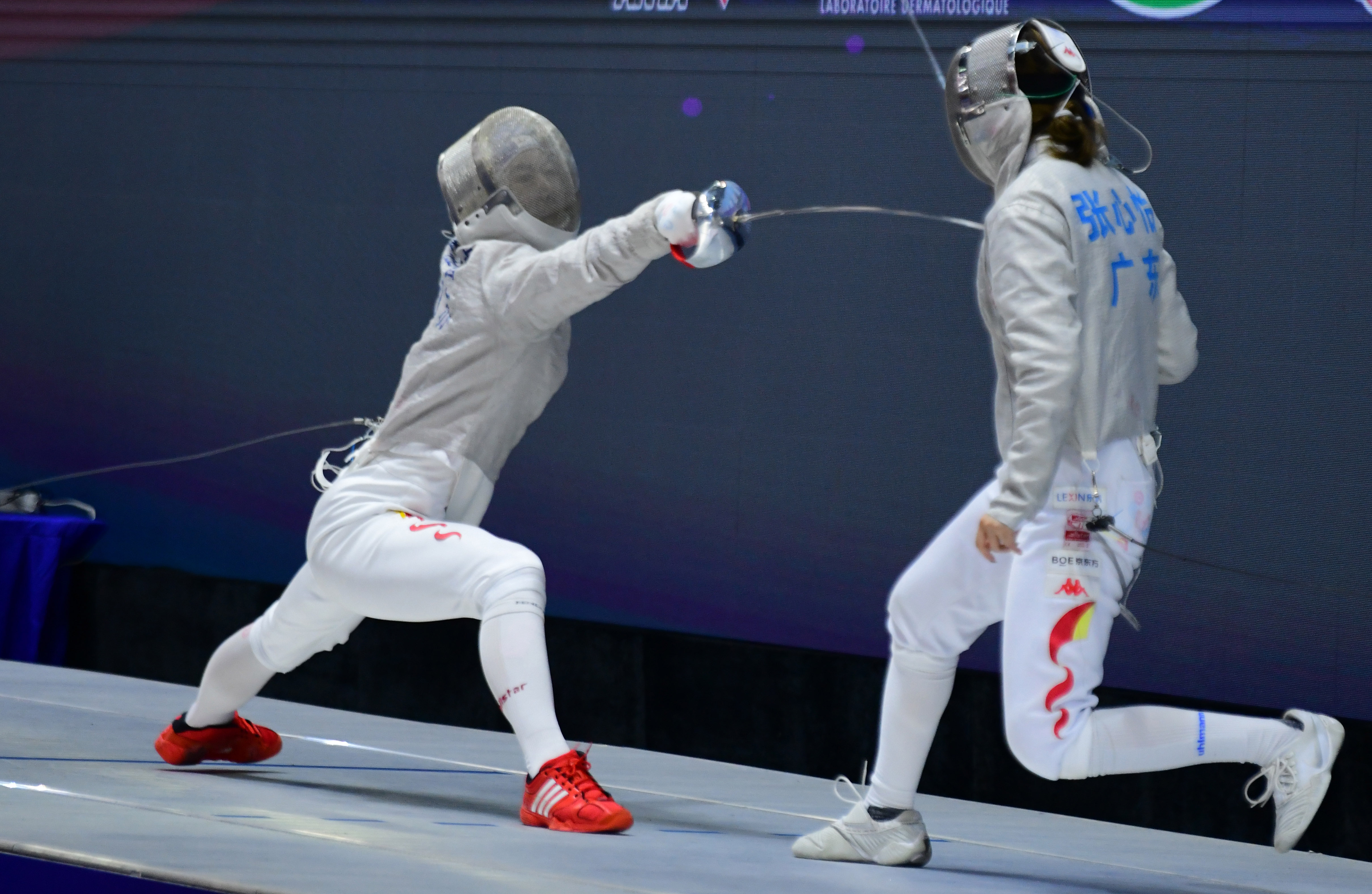 韩国击剑选手表现出色，成功问鼎