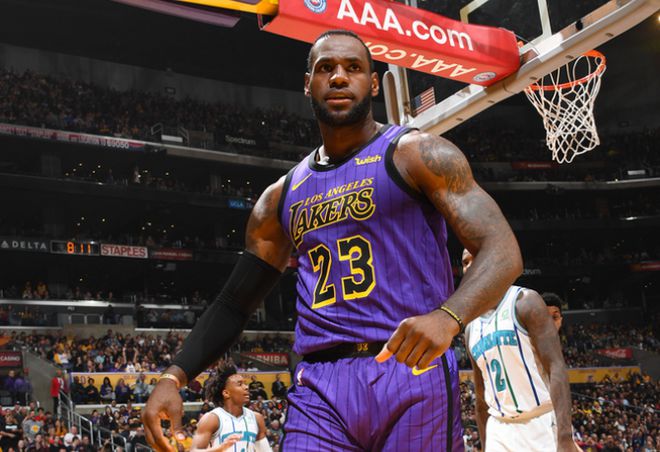 马刺队外援三分球连续命中奠定优势！