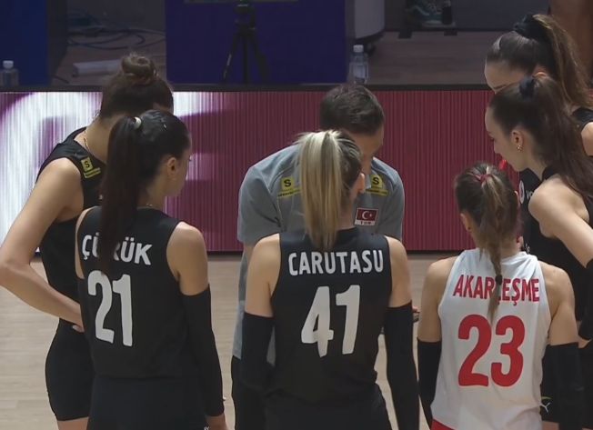 牌手在土耳其队-轻松取胜吴楠撤退