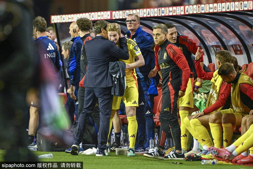 足球场上豪华阵容云集,比赛激烈程度空前 足球场上豪华阵容云集,比赛激烈程度空前