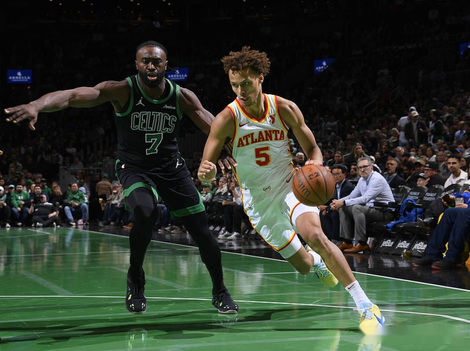 开云体育官方网站-老鹰队不敌骑士队，遭遇困难战局