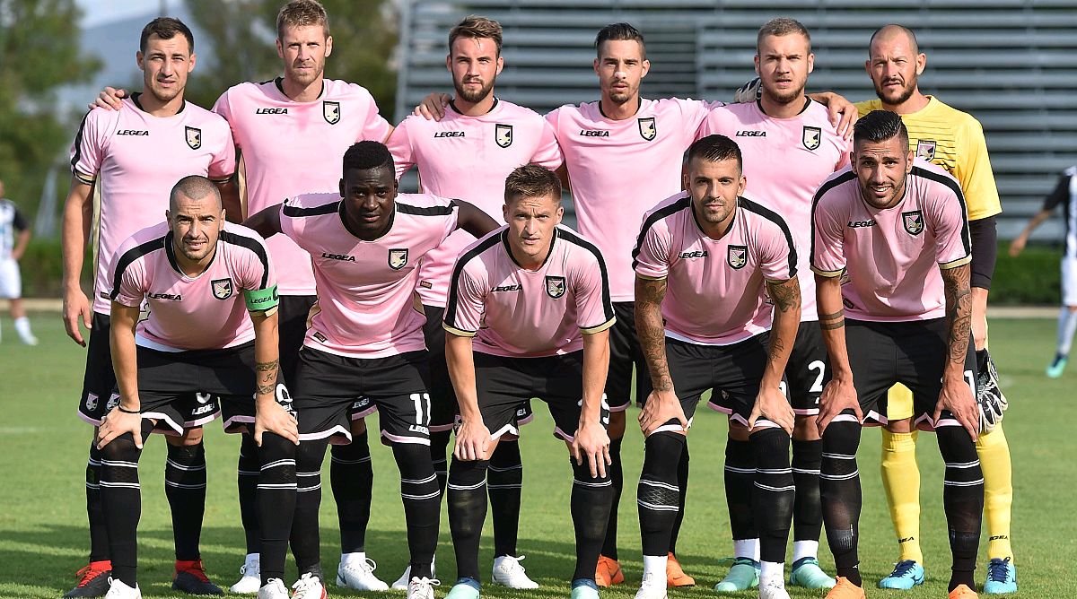 雷丁防守坚固,逼平曼联势头正猛 雷丁防守坚固,逼平曼联势头正猛