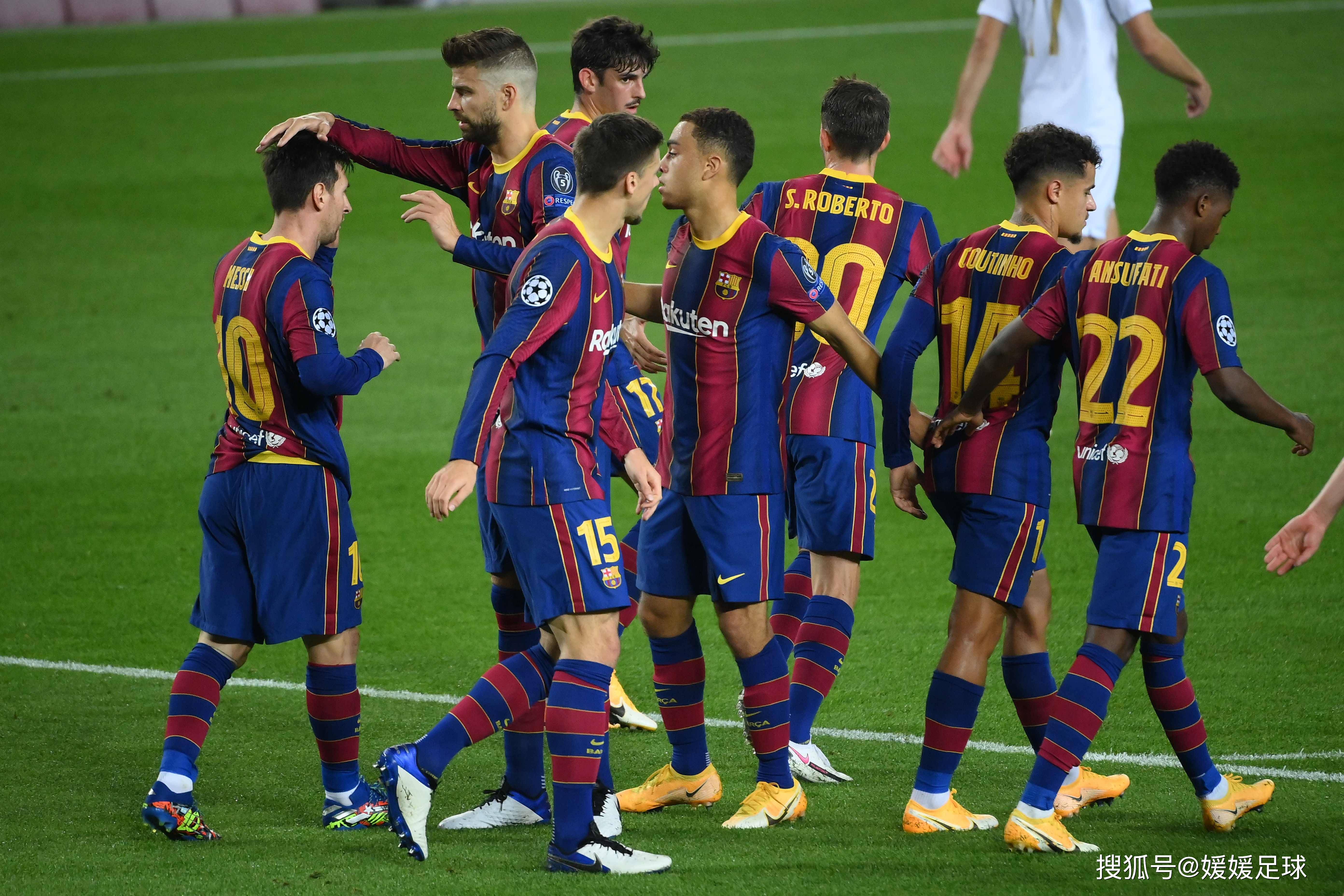 体育界精彩一瞥:足球明星展现实力,球场欢呼不断 体育界精彩一瞥:足球明星展现实力,球场欢呼不断