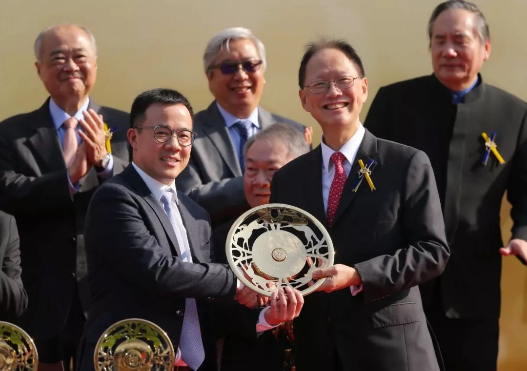 足球队员争分夺秒,角逐胜利奖杯 足球队员争分夺秒,角逐胜利奖杯