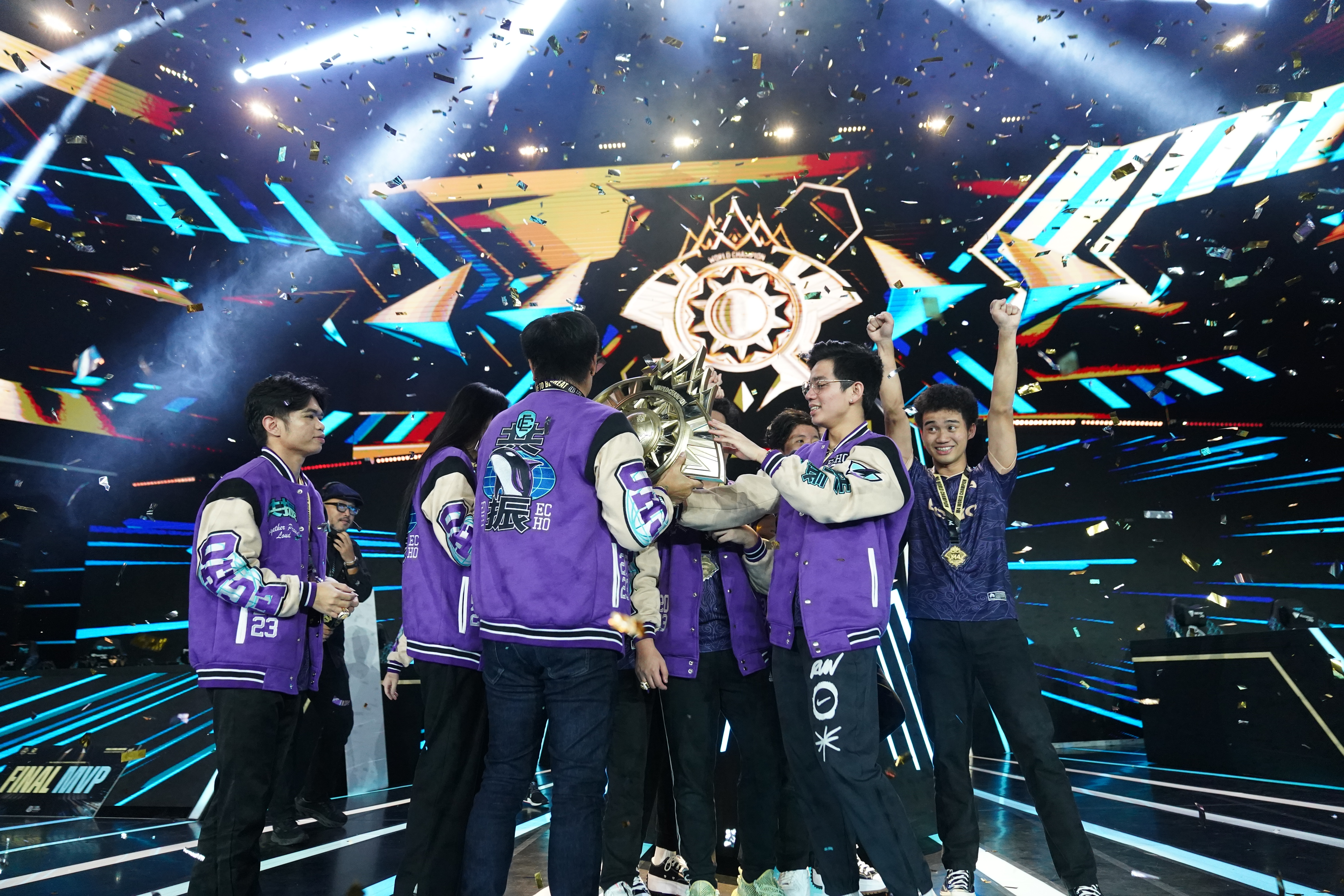 开云体育在线-梦幻球场上演经典对决，荣耀足球盛会再度来袭