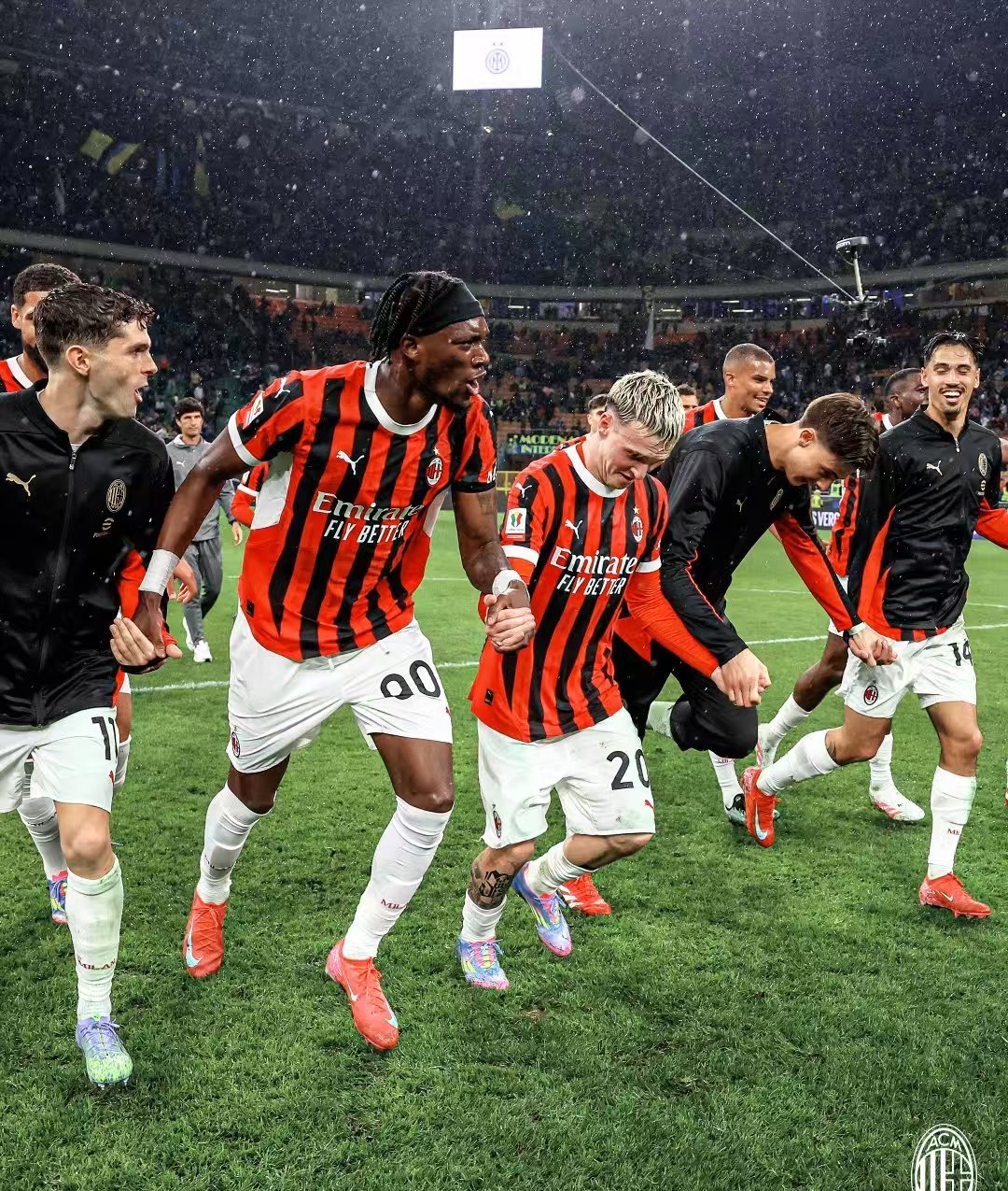 米兰德比迎来激动人心的胜利，球迷欢呼不已