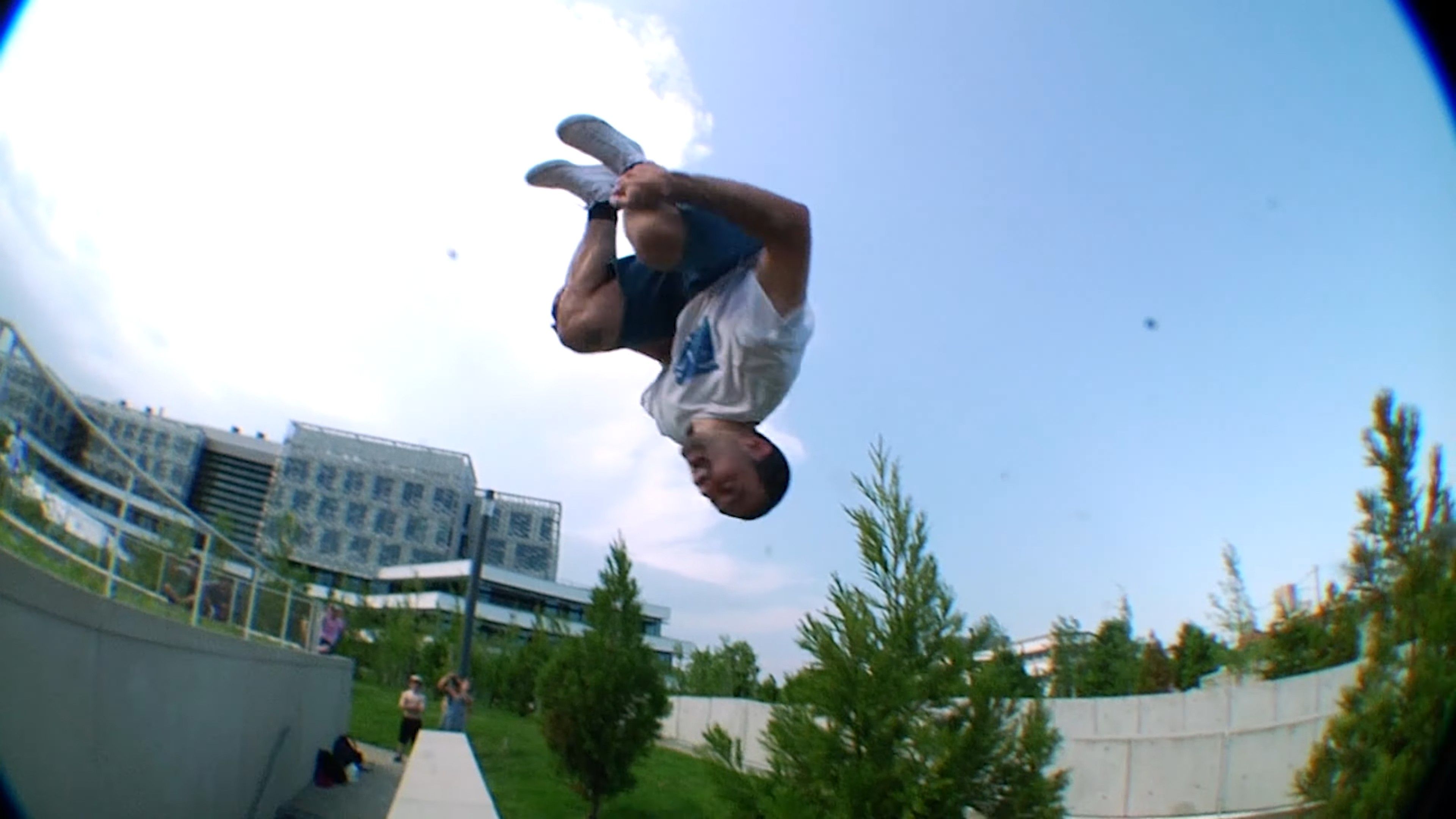 跑酷选手在比赛中展现惊险动作夺冠