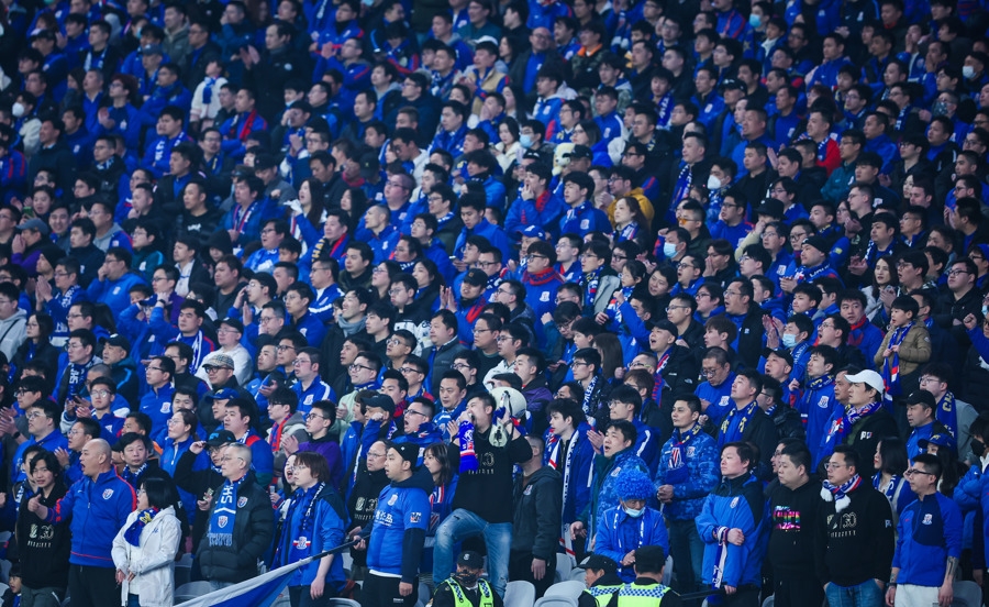 现场观众情绪高涨,为球员加油助威 现场观众情绪高涨,为球员加油助威