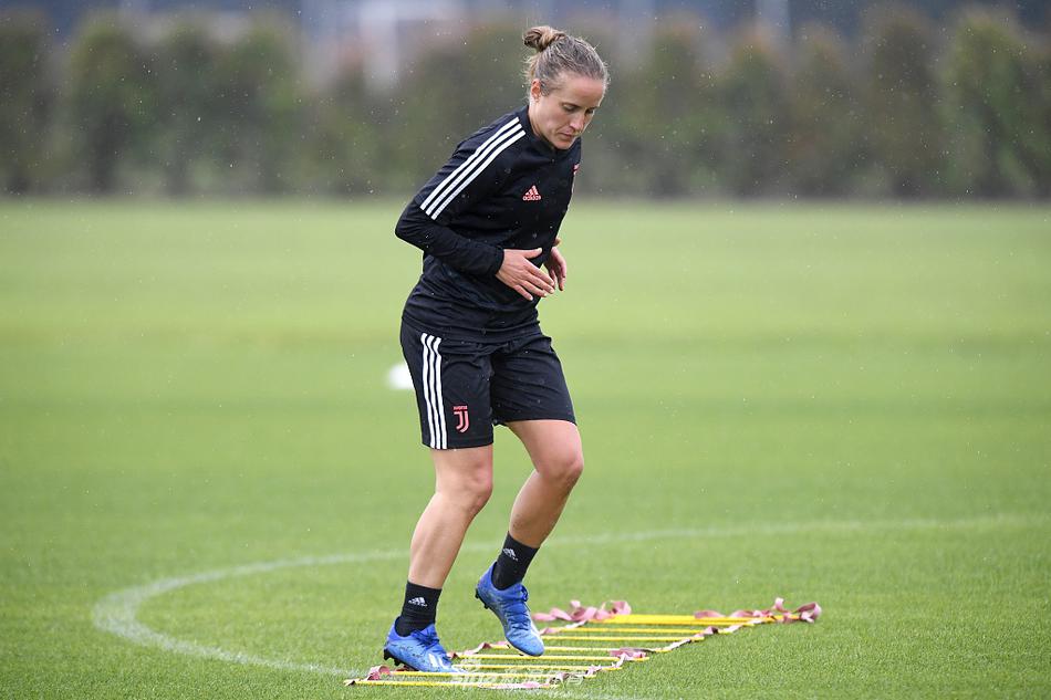 尤文图斯女足队员参与公益活动 尤文图斯女足队员参与公益活动