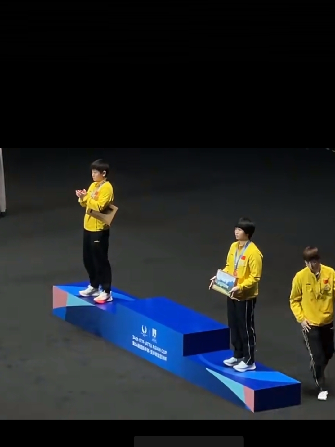 运动员们在赛场上争分夺秒，为国争光