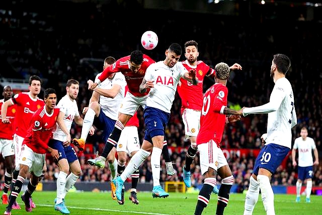 顶级足球比赛赛场关键时刻球队发挥稳定 顶级足球比赛赛场关键时刻球队发挥稳定