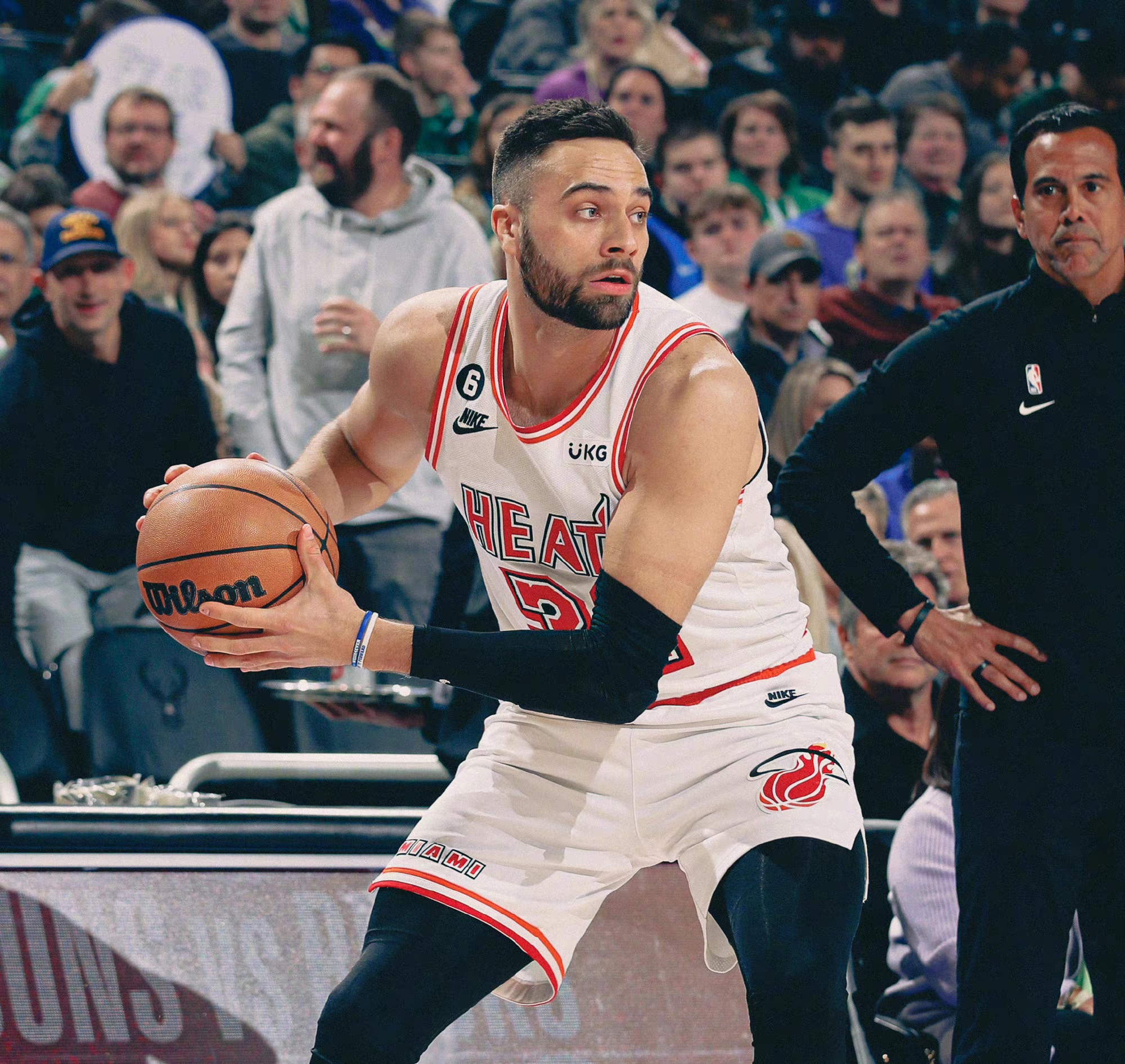 包含雄鹿后卫突破自身记录,刷新得分纪录的词条 包含雄鹿后卫突破自身记录,刷新得分纪录的词条