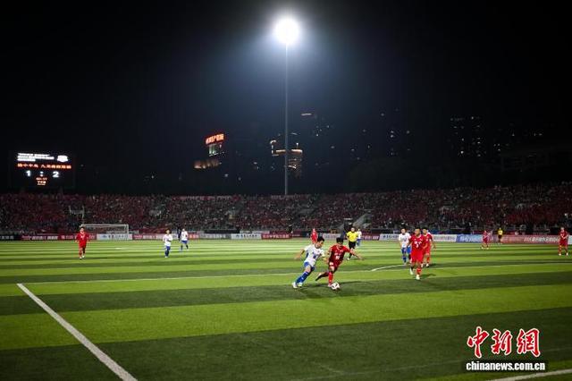 激烈拼抢,球场上双方球员互有攻守 激烈拼抢,球场上双方球员互有攻守