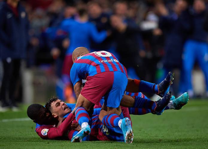 开云体育下载-红蓝军团再次交手，球场上的战火愈演愈烈，胜负难分