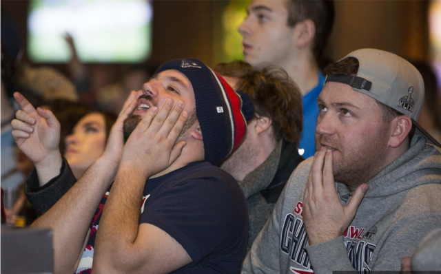 现场观赛瞬间紧张刺激,球迷情绪高涨 现场观赛瞬间紧张刺激,球迷情绪高涨